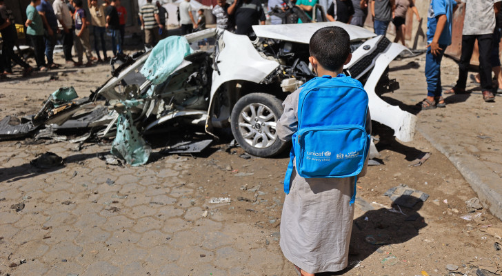 حقيبة "يونيسف" وحطام سيارة.. مفارقة موجعة تختصر واقع الحياة في غزة