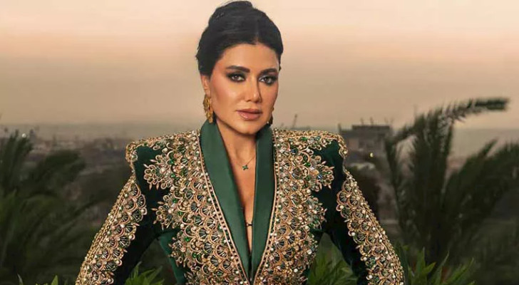 "عادل إمام تواصل معي".. رانيا يوسف تعيد أزمة الفستان إلى الواجهة