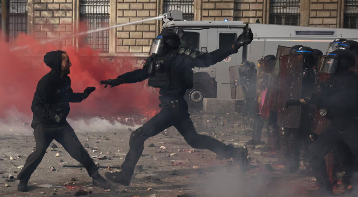 نصف مليون في الشوارع.. ما الذي يحدث في فرنسا؟