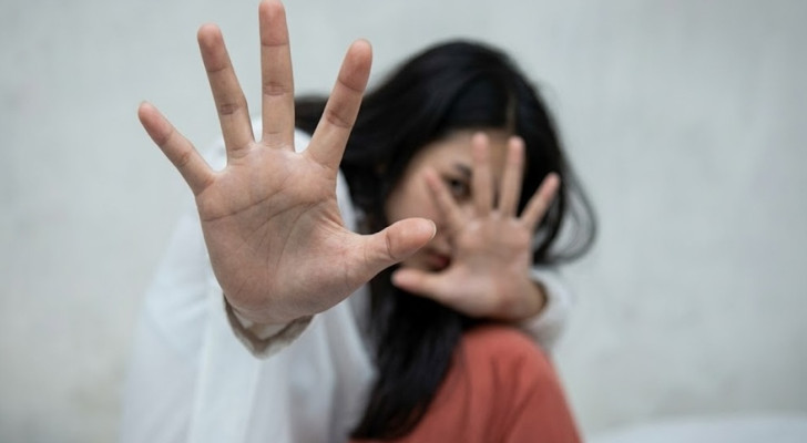 هذا ما فعله شابان بسيدة بعد استدراجاها إلى شقة في عمان